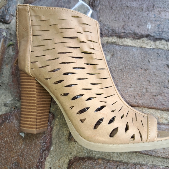 Apt. 9 Tan Cutout Ankle Booties Size 6.5 B1 - Picture 7 of 13